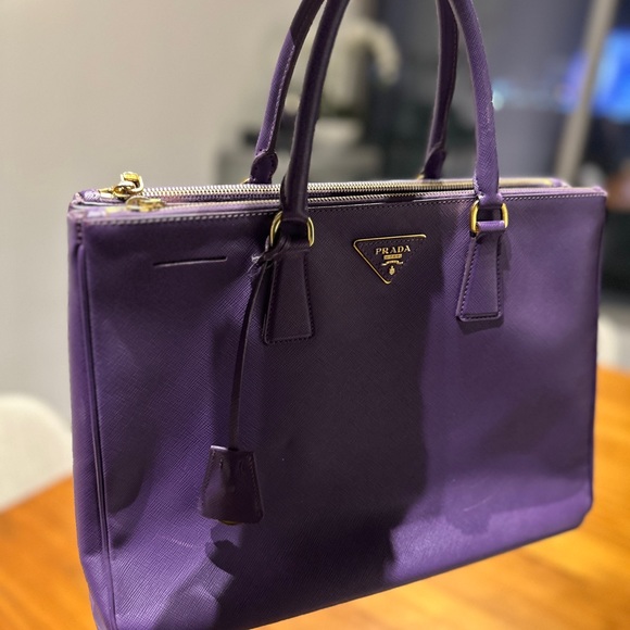 Prada bag! Authentic comes with papers! - Picture 4 of 11